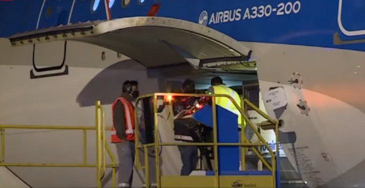 Llegó al país el vuelo de Aerolíneas Argentinas con un millón de dosis de la vacuna Sinopharm