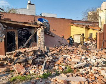 San Miguel: una casa explotó por un error de operarios que dañaron un caño de gas