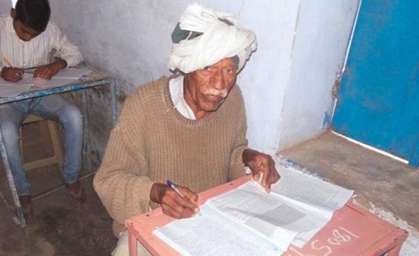 Tiene 77 años y quiere terminar la secundaria después de 46 intentos fallidos