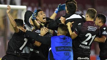 El festejo del arquero Andrada, el héroe de los penales de Lanús El festejo del arquero Andrada, el héroe de los penales de Lanús