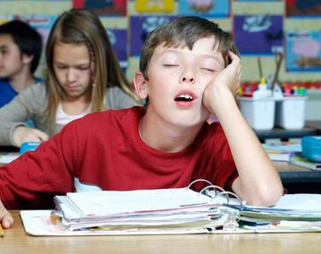 Está comprobado que a los adolescentes les cuesta madrugar