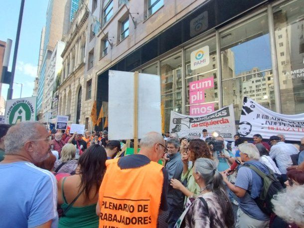 Tensión con la Policía en la marcha de jubilados al PAMI por la quita de medicamentos