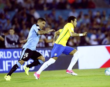 La escapada de Neymar ante Maxi Pereira