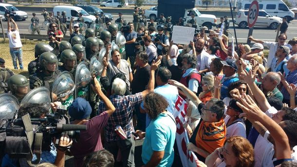 Tensión en el Acceso Oeste: Gendarmería intenta evitar el corte de los trabajadores del Posadas