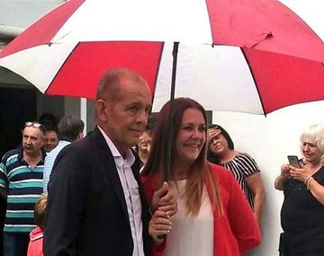 El entrenador posa con su flamante esposa, enfundados en los colores de Estudiantes