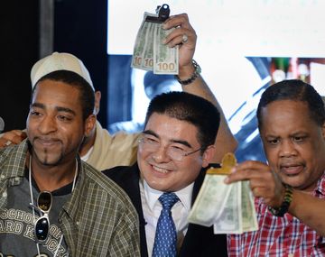 Millonario chino le regala dólares a los sin techo y los invita a comer