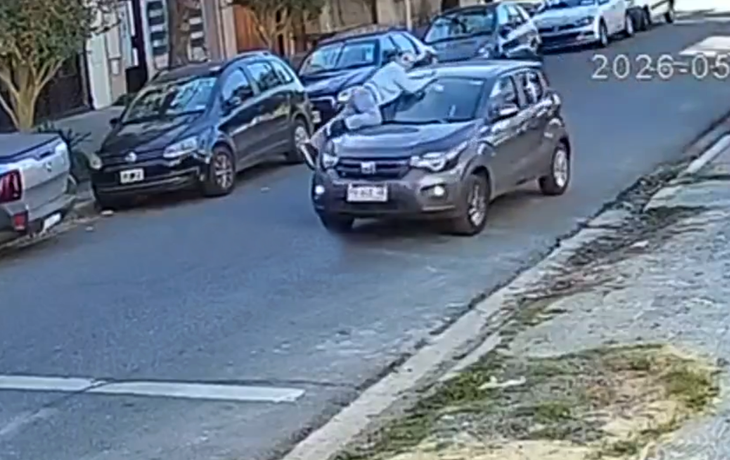 Una mujer se subió al capot de su auto para evitar que se lo roben y la arrastraron 50 metros
