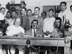 El presidente Lázaro Cárdenas del Río decreta la expropiación de la industria petrolera en 1938. El presidente Lázaro Cárdenas del Río decreta la expropiación de la industria petrolera en 1938.