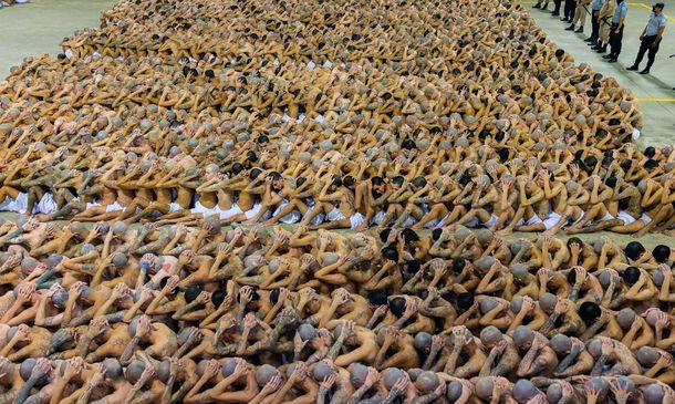 El Salvador como Auschwitz: el video que muestra un traslado de detenidos escalofriante