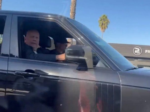 Grabaron a Bruce Willis cuando paseaba en auto mientras su salud se agrava