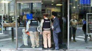 dolar ilegal: el bcra desplego megaoperativo en la city con mas de 100 gendarmes dolar ilegal: el bcra desplego megaoperativo en la city con mas de 100 gendarmes