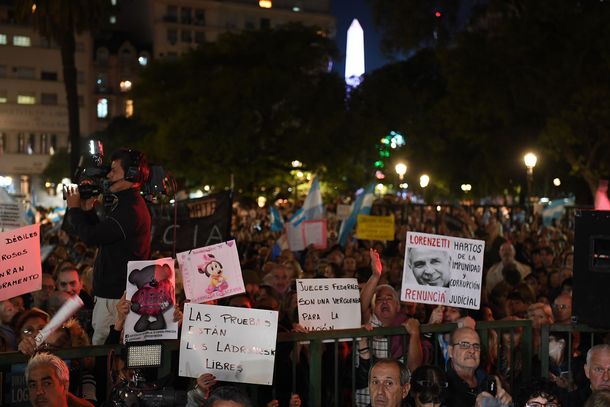 Cientos de personas protestaron frente a Tribunales para protestar por la liberación de Cristóbal López