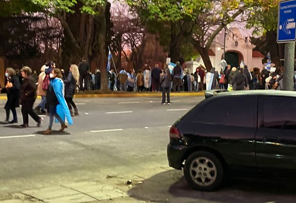 Olivos: 200 opositores generaron caos de tránsito y fueron insultados por automovilistas