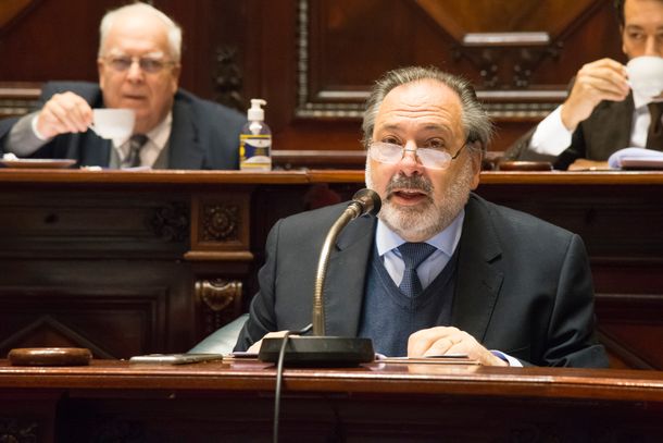 Jorge Gandini le pidió a Cabildo Abierto que diga de dónde va a sacar los recursos para aumentar los sueldos a los militares.