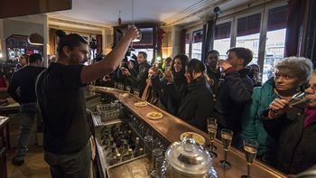 reabrio el primero de los bares atacados en los atentados de paris reabrio el primero de los bares atacados en los atentados de paris