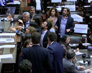 Fuerte pelea entre oficialismo y oposición por los incidentes fuera del Congreso