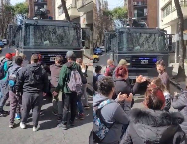 El momento en que los militantes de Cristina Kirchner echaban al camión hidrante de la Policía de la Ciudad