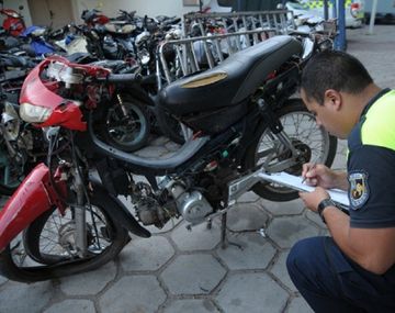 Nena manejaba una moto