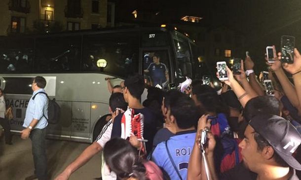 La Selección argentina llegó a Dallas y fue ovacionada por miles de fanáticos