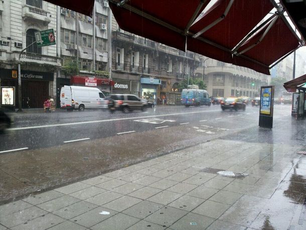 Se hizo de noche: diluvió en la Capital Federal y el conurbano bonaerense