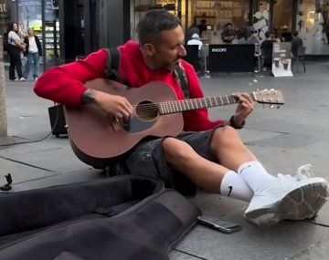 Jonás Gutiérrez sorprendió tocando la guitarra en una calle de Inglaterra