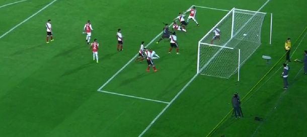 Salvador Ponzio: Batalla la soltó en el área y su compañero evitó el gol en la línea