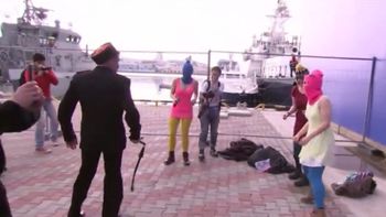 atacaron a latigazos al grupo pussy riot durante un show en la ciudad rusa de sochi atacaron a latigazos al grupo pussy riot durante un show en la ciudad rusa de sochi