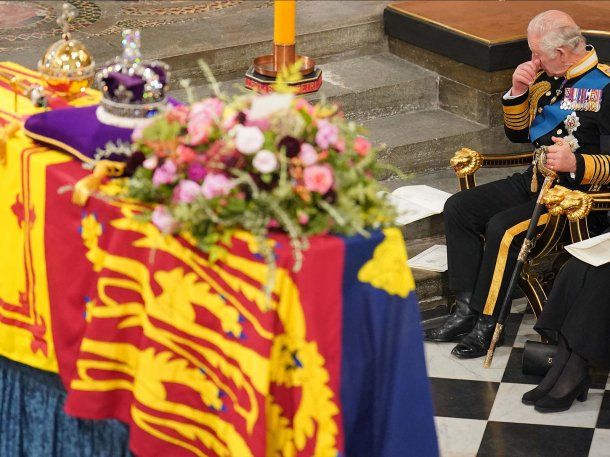 El incómodo momento que vivió la esposa del embajador argentino en el Reino Unido durante el funeral de Isabel II