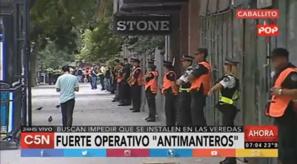 Dispositivo policial en Caballito y Retiro para impedir la reinstalación de manteros