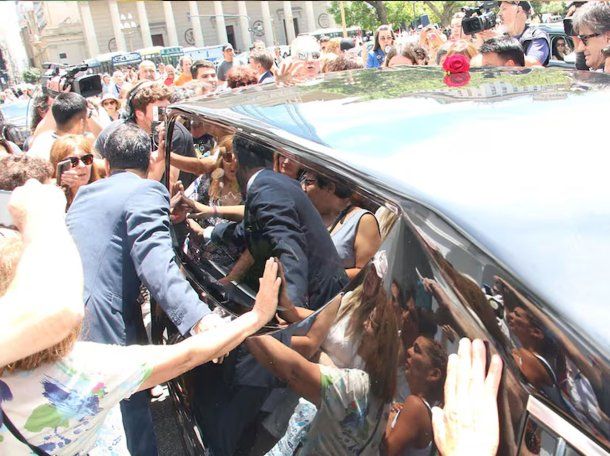 Último adiós: así partió el cortejo fúnebre con los restos de Jorge Lanata