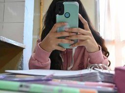 ¿Adiós a los celulares? La Legislatura bonaerense aprobó un importante cambio en las escuelas para 2026