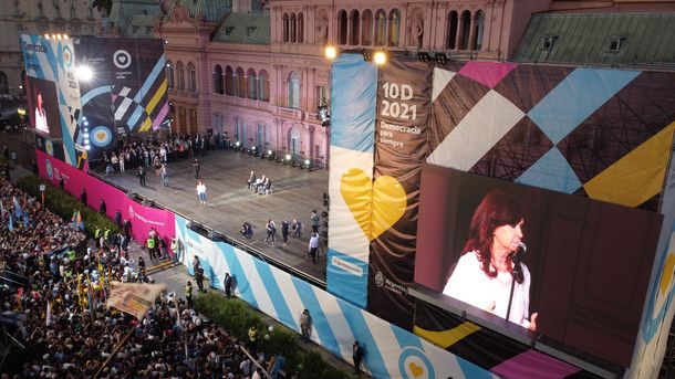Democracia para siempre: las fotos del acto en Plaza de Mayo