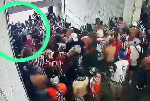 VIDEO El momento en el que el hincha de Chacarita es apuñalado