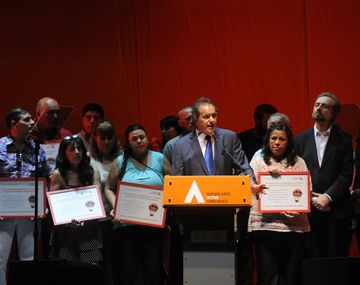 Scioli entregó microcréditos