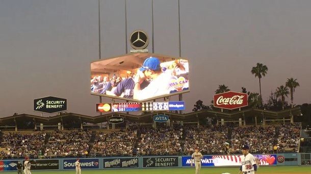 Mirá el beso en un estadio de baseball que enterneció al mundo