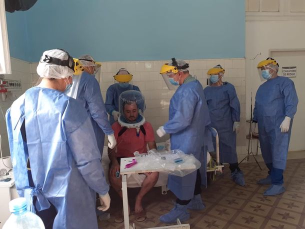 Presentaron un casco de oxígeno para evitar contagios de coronavirus en el personal de la salud
