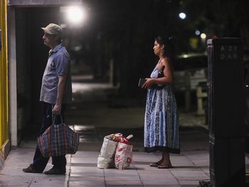 Por el aislamiento social hay largas colas en los comercios de venta de alimentos