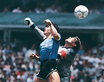 La fortuna que podría perder el dueño de la pelota con la que Maradona anotó el Gol del Siglo y la Mano de Dios