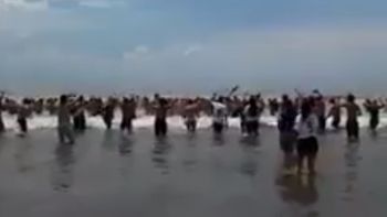 video: los hinchas de san lorenzo coparon las playas de mar del plata video: los hinchas de san lorenzo coparon las playas de mar del plata
