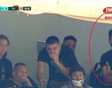 El hijo de Riquelme estuvo en la Bombonera pese a viajar con los egresados que se contagiaron en Cancún