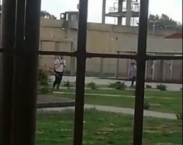 Crimen de Fernando Báez Sosa: rugbiers cortan el pasto en la cárcel y otros presos se burlan