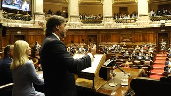 El presidente Luis Lacalle Pou salió en defensa de la reforma de la seguridad social y, sin nombrarlos, apuntó contra el Frente Amplio y el PIT-CNT. El presidente Luis Lacalle Pou salió en defensa de la reforma de la seguridad social y, sin nombrarlos, apuntó contra el Frente Amplio y el PIT-CNT.