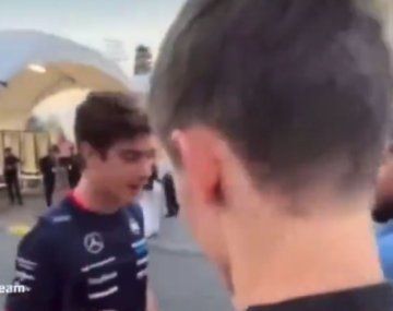 La inesperada reacción de Colapinto cuando un fan le pidió firmar la bandera de Inglaterra