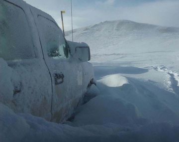 Una familia sobrevivió 25 horas dentro de su camioneta atrapada por la nieve