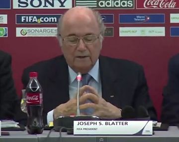 Un dirigente de FIFA se durmió en una conferencia de prensa