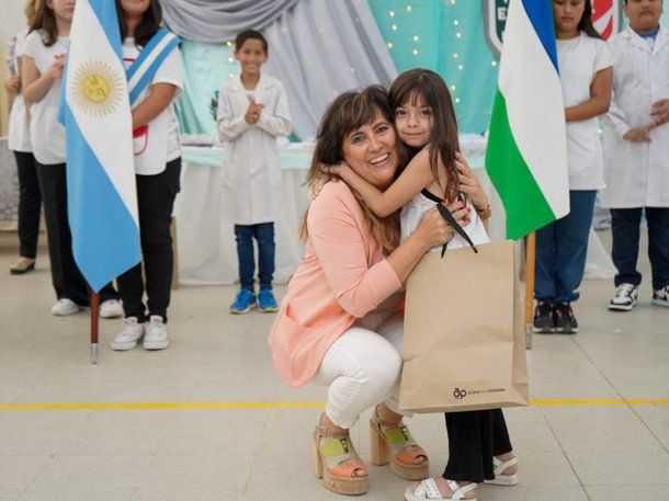 Alcalis de la Patagonia entregó medallas para los egresados de la Escuela Nº 179