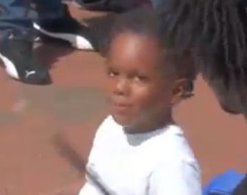 Un pequeño gran talento que la rompe con los tachos de plástico