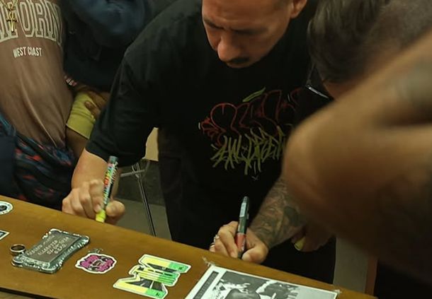 Último adiós en Morón: amigos y colegas de Mike Dee lo despidieron firmándole el ataúd