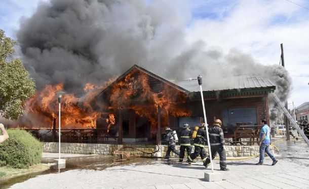 Tragedia en Comodoro Rivadavia: murió un bombero mientras combatía un incendio