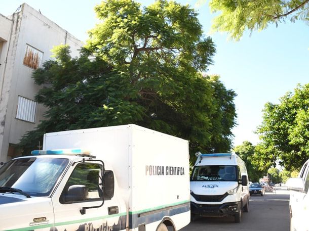Cuando la policía ingresó a la vivienda, hallaron a las víctimas, entre ellas dos menores y su madre. Cuando la policía ingresó a la vivienda, hallaron a las víctimas, entre ellas dos menores y su madre.